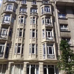Apartment for rent for €1,400 per month in Brussels, Boulevard d'Ypres