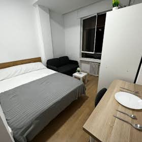 Private room for rent for €560 per month in Madrid, Calle del Alcalde López Casero