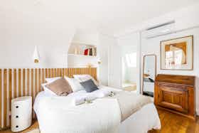 Apartment for rent for €1,710 per month in Paris, Rue des Halles