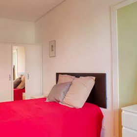 Private room for rent for €700 per month in Madrid, Paseo de la Castellana