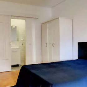 Private room for rent for €700 per month in Madrid, Paseo de la Castellana