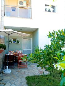 房源 正在以 €1,800 的月租出租，其位于 Kallikrateia, Pitsouli