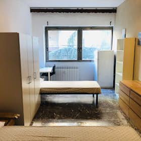 Mehrbettzimmer for rent for 380 € per month in Rome, Via Francesco Orestano