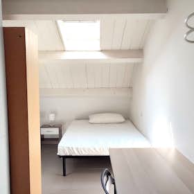 私人房间 正在以 €470 的月租出租，其位于 Rome, Via di Carcaricola