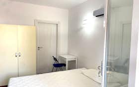 Cameră privată de închiriat pentru 495 EUR pe lună în Rome, Via di Carcaricola
