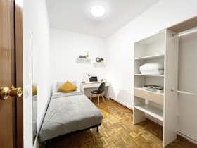 Private room for rent for €425 per month in Madrid, Calle del Dos de Mayo