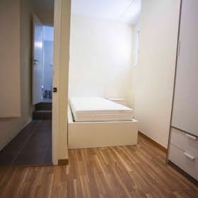 Private room for rent for €400 per month in Lisbon, Rua Carvalho Araújo
