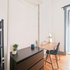 WG-Zimmer for rent for 350 € per month in Lisbon, Rua Heróis de Quionga