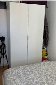 Private room for rent for €600 per month in Lisbon, Rua Actor Vale