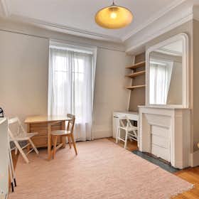 公寓 正在以 €2,120 的月租出租，其位于 Paris, Rue Jean Dollfus
