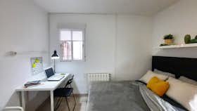 Private room for rent for €550 per month in Madrid, Calle de Santa María Reina