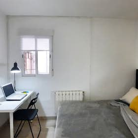 Private room for rent for €550 per month in Madrid, Calle de Santa María Reina