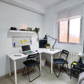 Private room for rent for €625 per month in Madrid, Calle de Santa María Reina