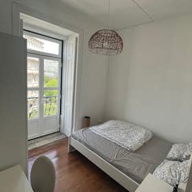 Private room for rent for €550 per month in Lisbon, Avenida Duque d'Ávila
