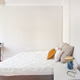 Private room for rent for €650 per month in Lisbon, Avenida Duque d'Ávila