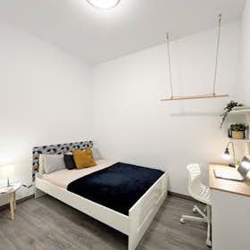 Private room for rent for €675 per month in Madrid, Calle de San Bernardo