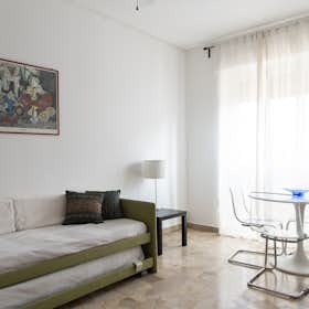 Apartment for rent for €2,585 per month in Milan, Via Alfonso Capecelatro