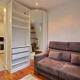 Studio for rent for €1,296 per month in Paris, Cité de Trévise
