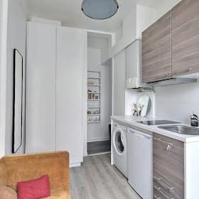 Studio for rent for €1,177 per month in Paris, Boulevard du Temple