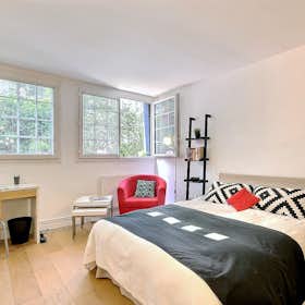 Studio for rent for €1,453 per month in Paris, Rue Falguière