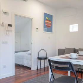 Apartment for rent for €1,500 per month in Madrid, Calle de Jesús y María