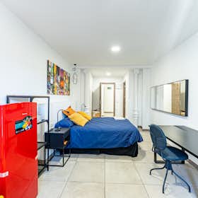 Private room for rent for €1,100 per month in Madrid, Calle del Arenal