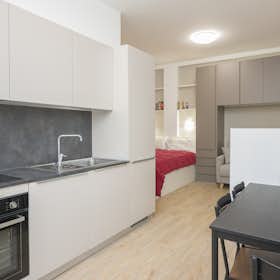 Apartment for rent for €1,430 per month in Milan, Via Santa Rita da Cascia