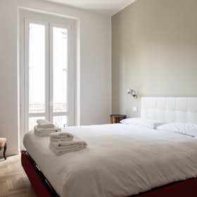 Apartment for rent for €3,355 per month in Milan, Via Carlo De Cristoforis