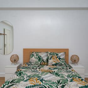 Private room for rent for €550 per month in Lisbon, Avenida Fontes Pereira de Melo