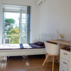 Private room for rent for €800 per month in Lisbon, Avenida de Sidónio Pais