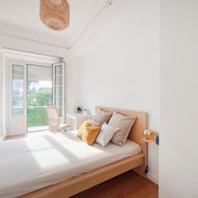 Private room for rent for €550 per month in Lisbon, Avenida de Sidónio Pais