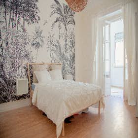 Private room for rent for €650 per month in Lisbon, Rua Sampaio e Pina