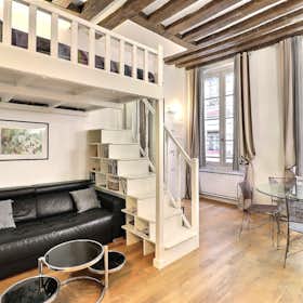 Studio for rent for €1,590 per month in Paris, Rue des Rosiers