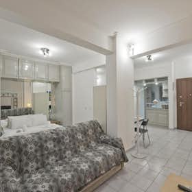 公寓 正在以 €1,000 的月租出租，其位于 Athens, Xenias