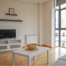 Apartment for rent for €1,250 per month in Madrid, Calle Blasón