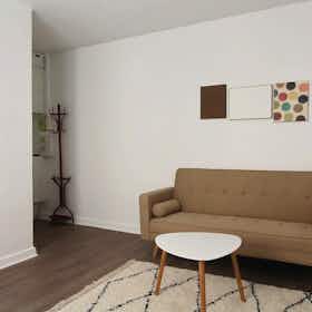 Apartment for rent for €1,540 per month in Paris, Rue de Nemours