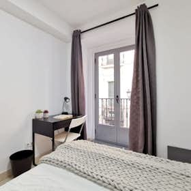Private room for rent for €800 per month in Madrid, Plaza de Santa Cruz