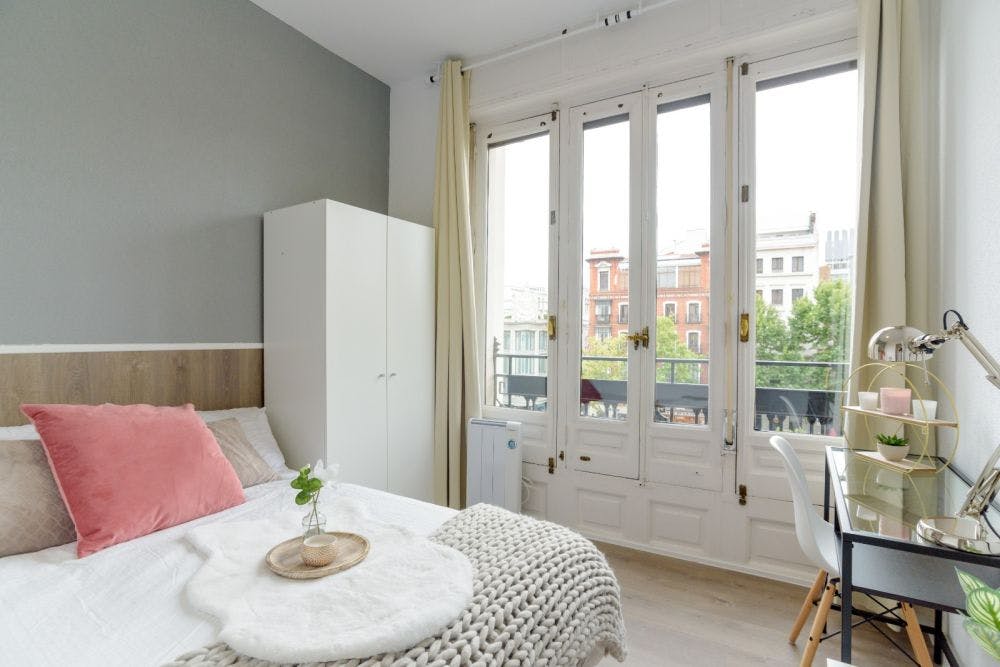 Private room for rent for €740 per month in Madrid, Plaza de Santa Ana