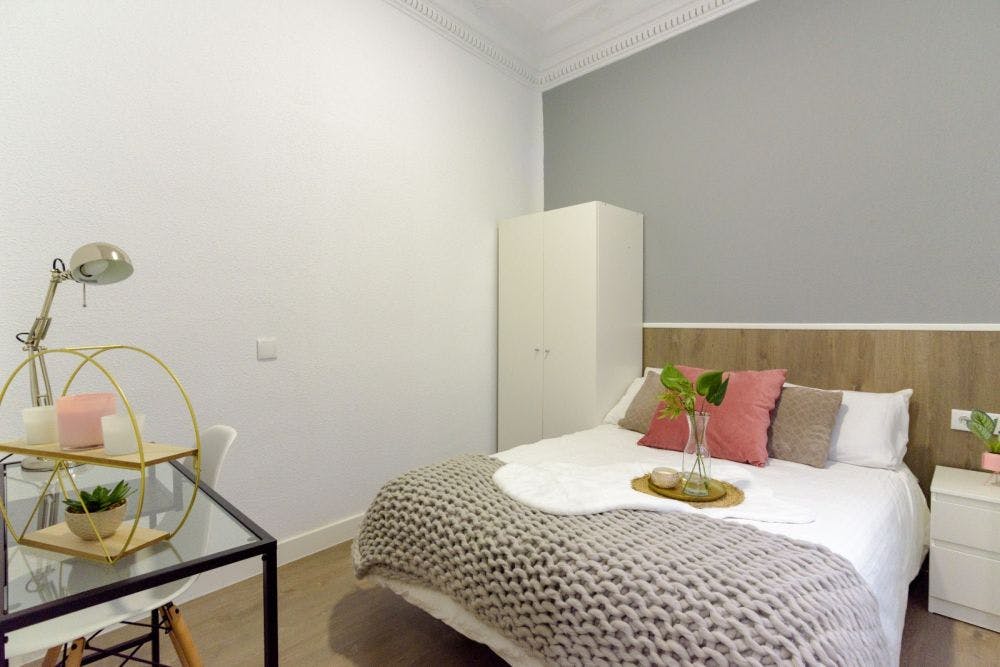 Private room for rent for €690 per month in Madrid, Plaza de Santa Ana