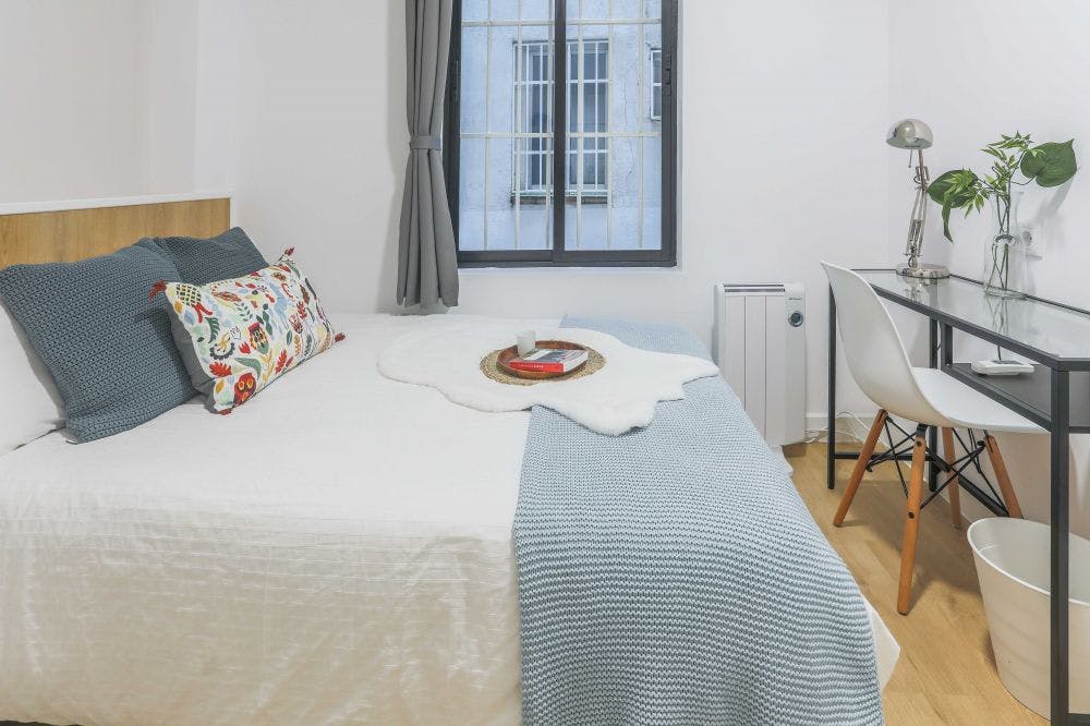 Private room for rent for €630 per month in Madrid, Calle de Ventura Rodríguez