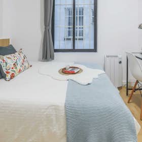 Private room for rent for €590 per month in Madrid, Calle de Ventura Rodríguez