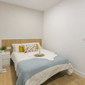 Private room for rent for €650 per month in Madrid, Calle de Ventura Rodríguez