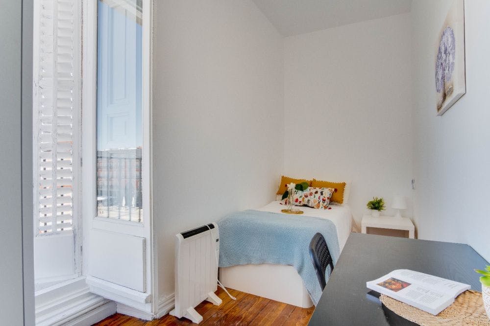 Private room for rent for €650 per month in Madrid, Calle de la Sal
