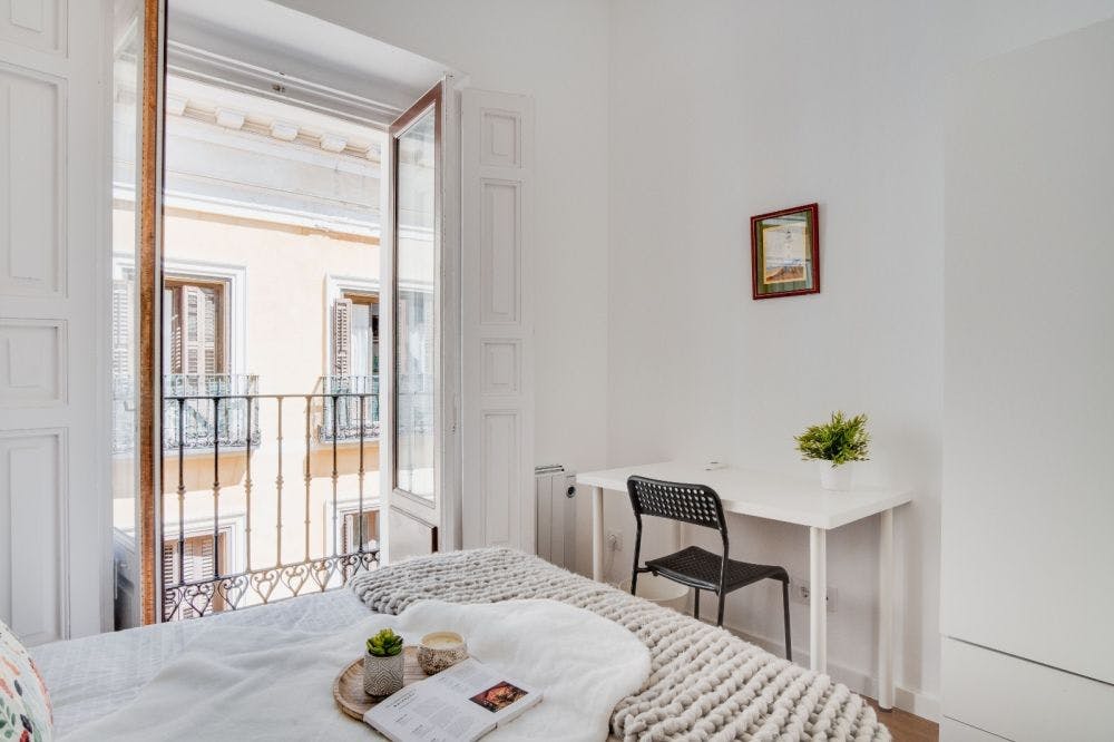 Private room for rent for €690 per month in Madrid, Calle de la Sal