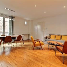 Apartment for rent for €3,379 per month in Paris, Avenue Théophile Gautier