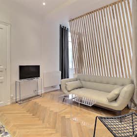 Studio for rent for €1,783 per month in Paris, Rue Montmartre