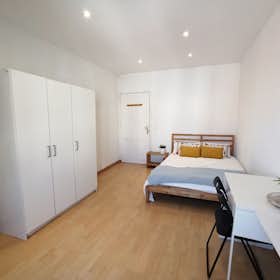 Private room for rent for €660 per month in Madrid, Calle de Bailén