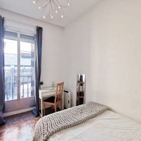 Private room for rent for €660 per month in Madrid, Calle de Carlos Arniches