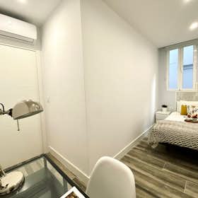 Private room for rent for €570 per month in Madrid, Avenida de la Ciudad de Barcelona