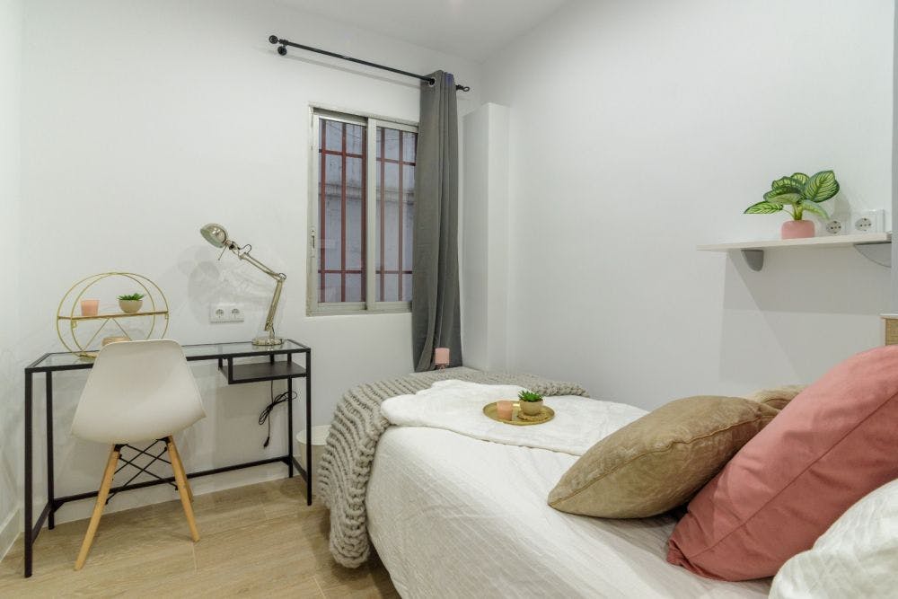 Private room for rent for €605 per month in Madrid, Paseo de las Delicias